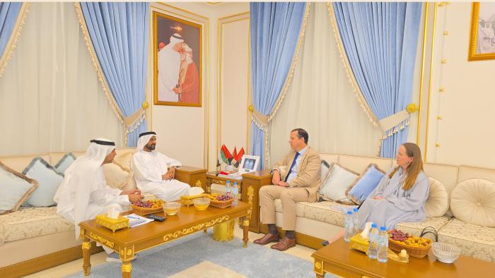 السفير البريطاني يزور مركز سالم بن حم الثقافي