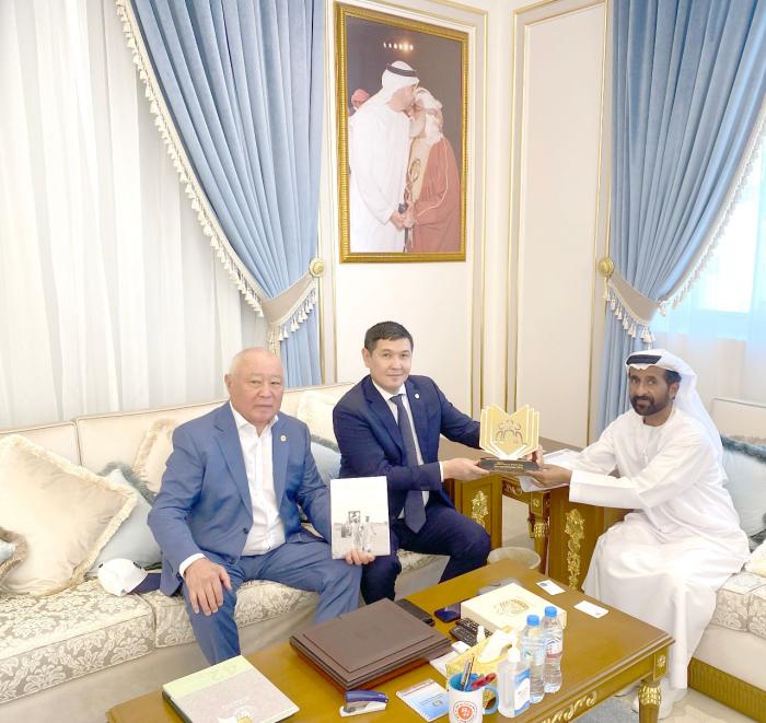 سفير كازاخستان يزور مركز سالم بن حم الثقافي